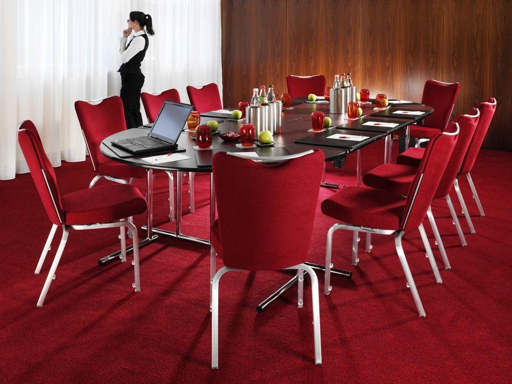 Cologne Marriott Hotel Kültér fotó Banquet chairs