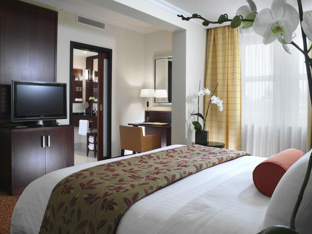 Cologne Marriott Hotel Kültér fotó A typical bedroom in a Residence Inn