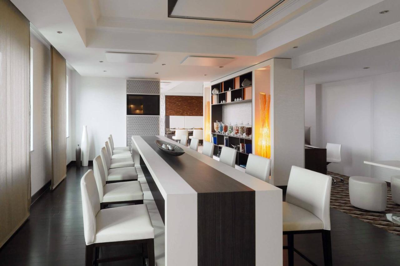 Cologne Marriott Hotel Kültér fotó The lounge at the airport