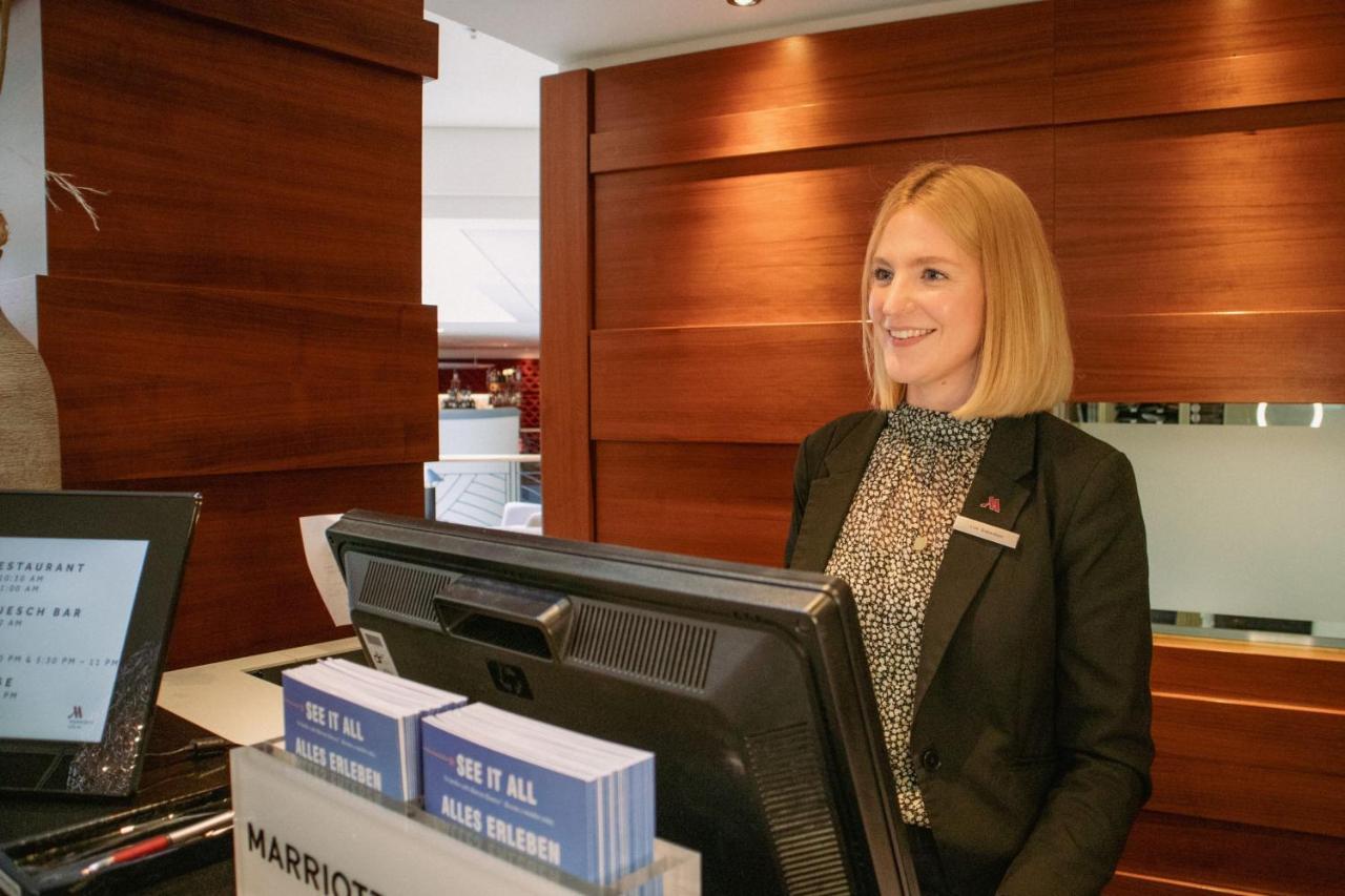 Cologne Marriott Hotel Kültér fotó A hotel receptionist