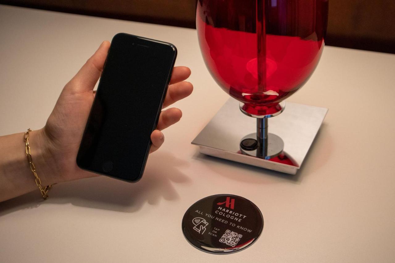 Cologne Marriott Hotel Kültér fotó A wireless charging pad