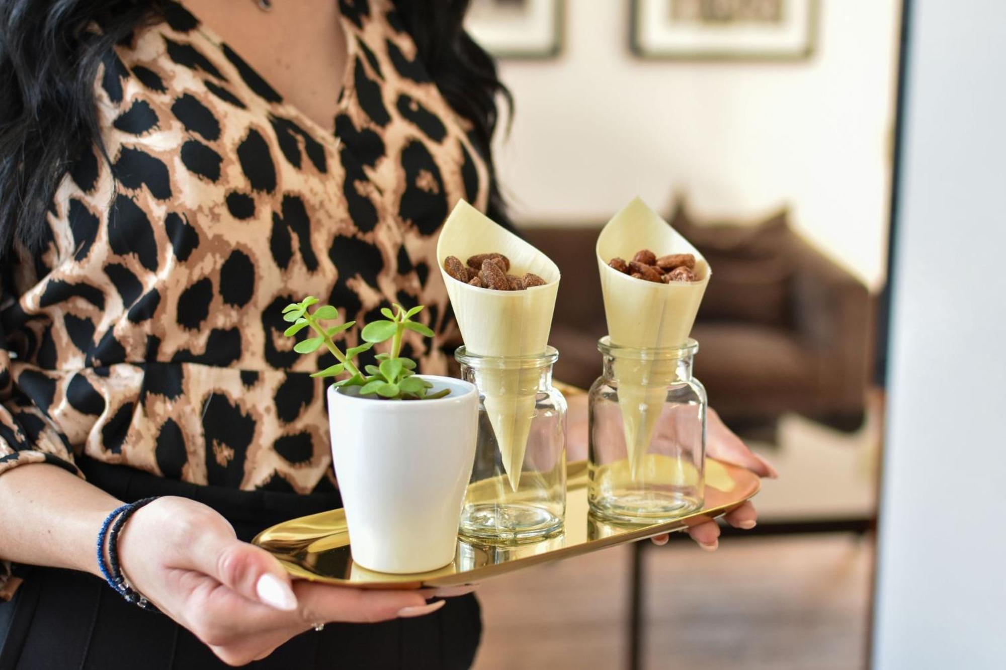Cologne Marriott Hotel Kültér fotó A woman holding a tray of snacks
