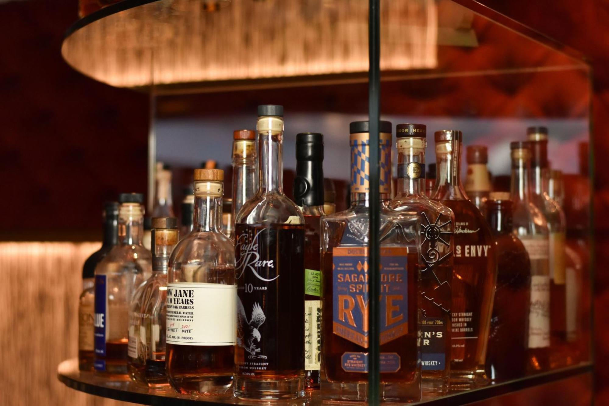 Cologne Marriott Hotel Kültér fotó A selection of American single malt whiskey