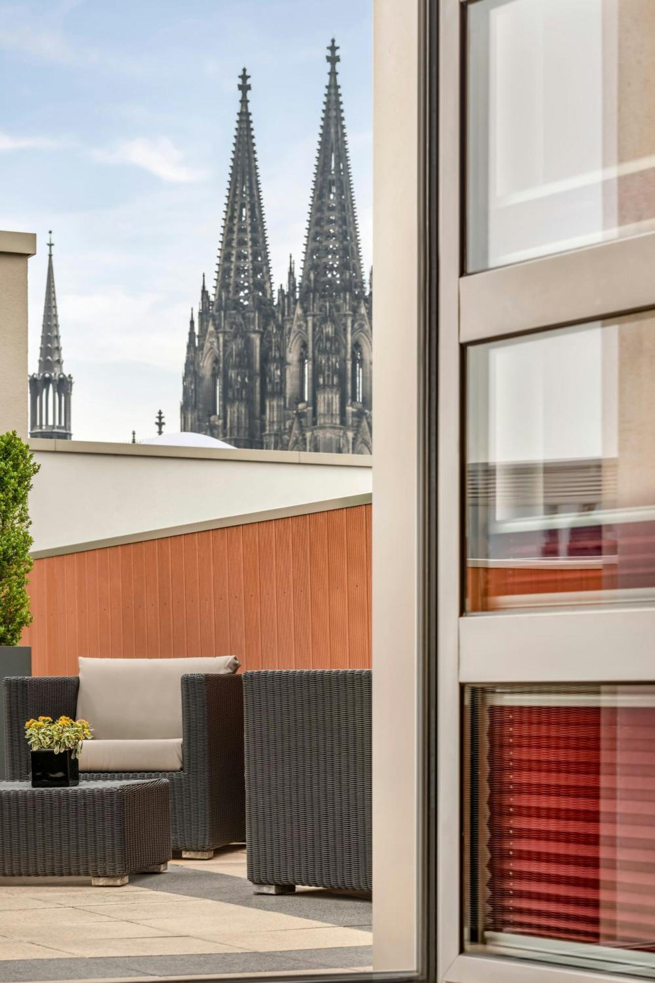 Cologne Marriott Hotel Kültér fotó View of the Cologne Cathedral from the hotel