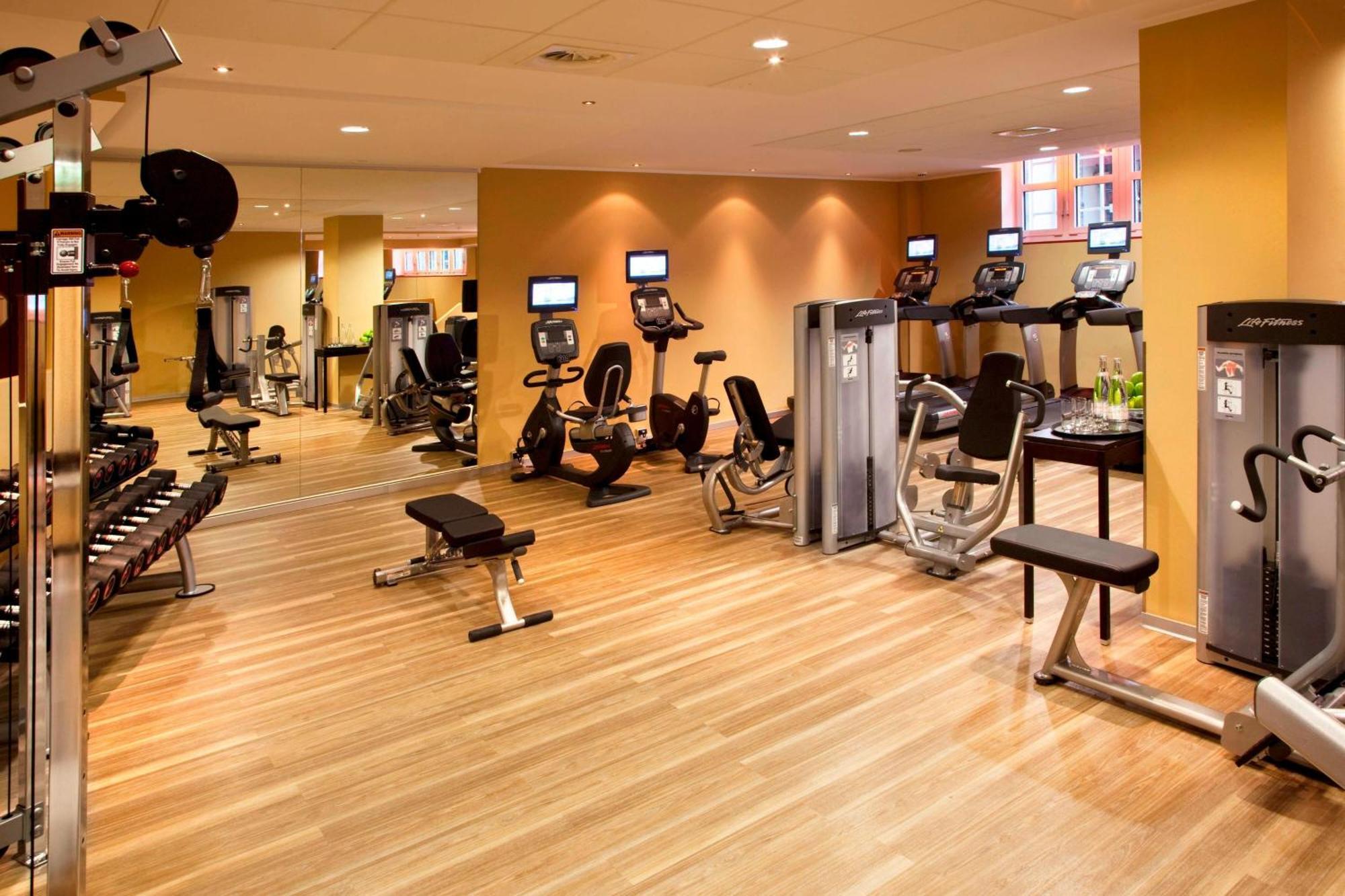 Cologne Marriott Hotel Kültér fotó A gym at a hotel