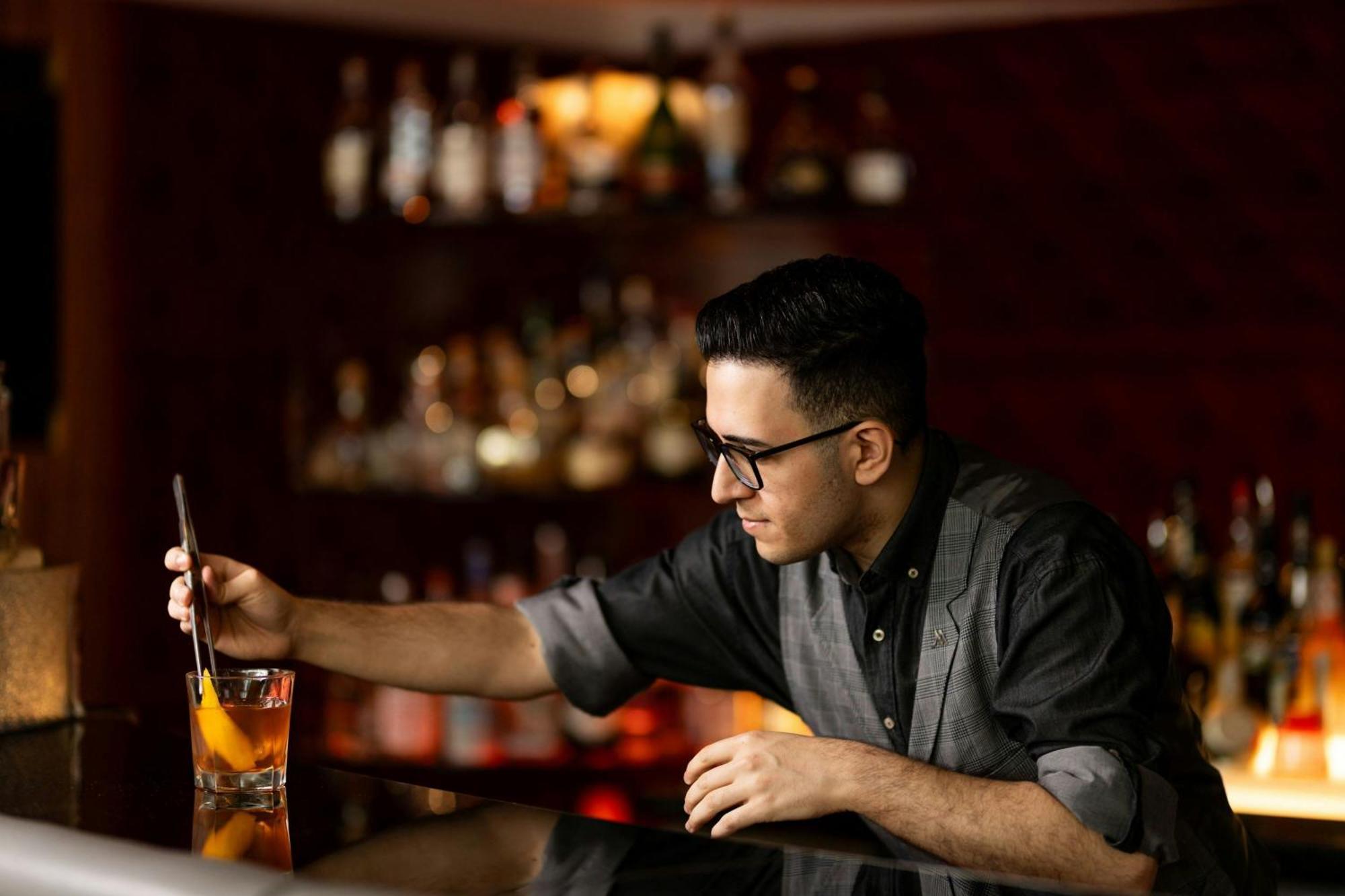 Cologne Marriott Hotel Kültér fotó A bartender at work