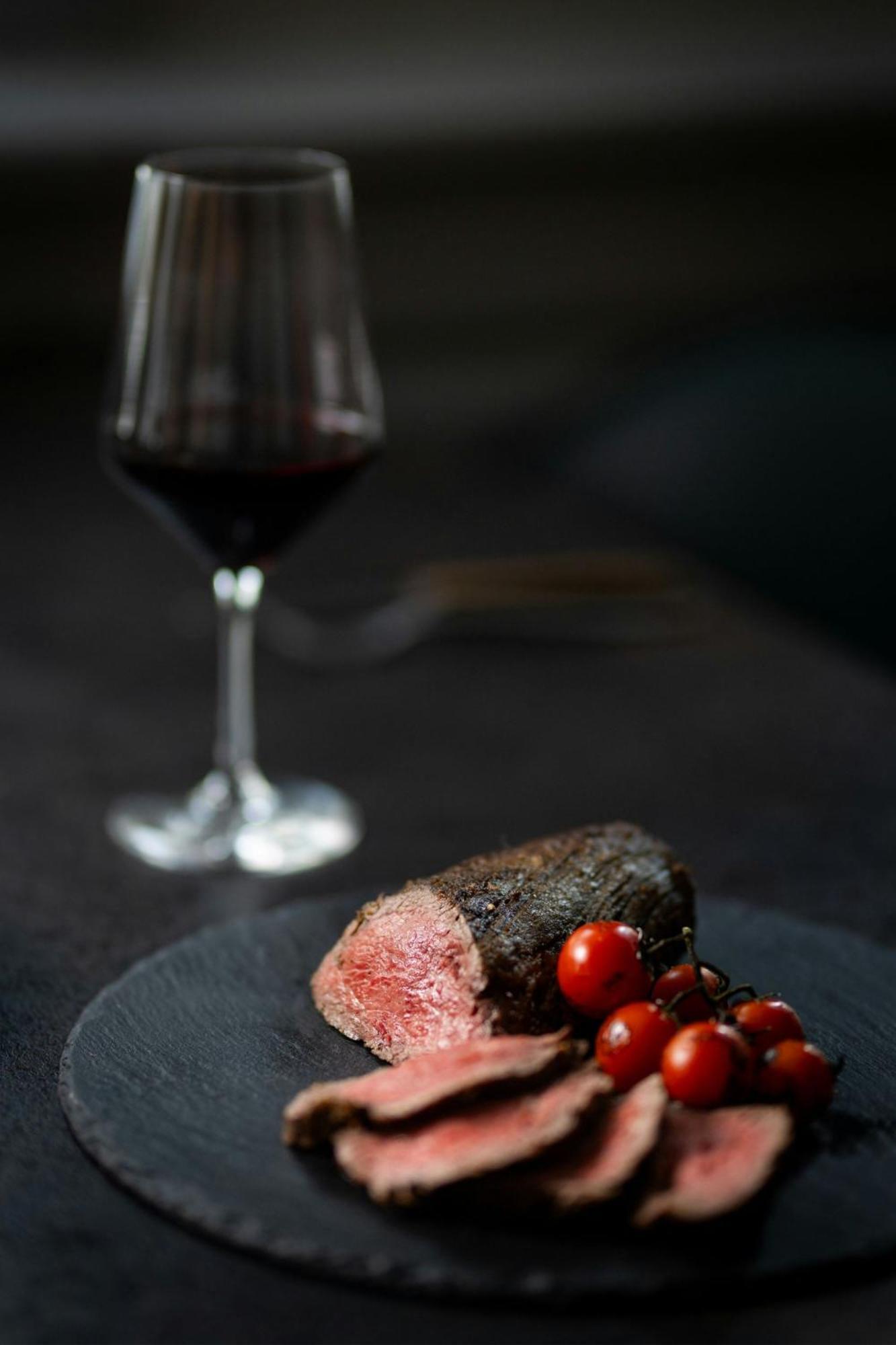 Cologne Marriott Hotel Kültér fotó A glass of red wine and a steak